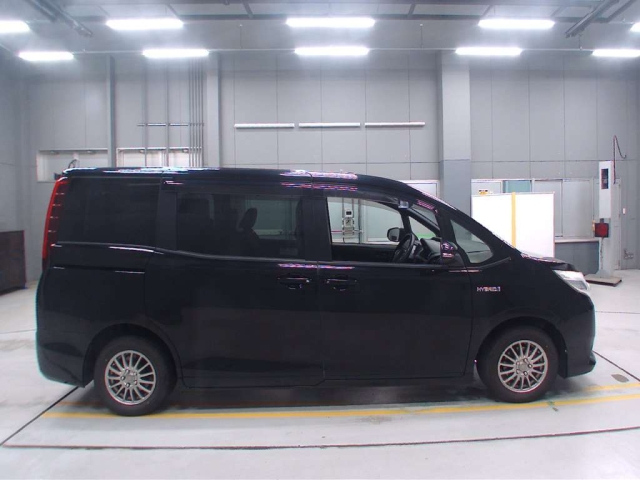 TOYOTA NOAH 2014