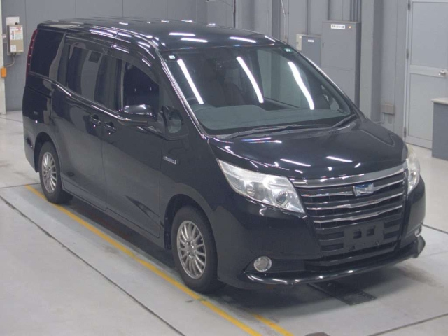 TOYOTA NOAH 2014
