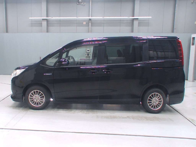 TOYOTA NOAH 2014