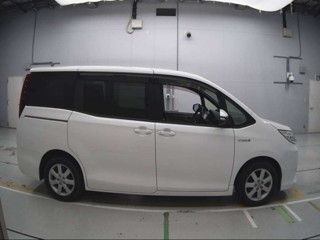 TOYOTA NOAH 2014