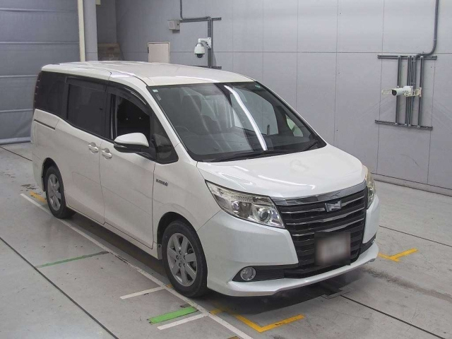 TOYOTA NOAH 2014