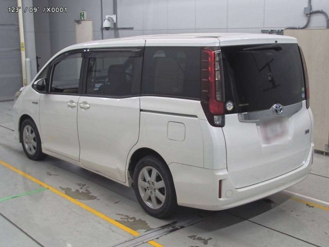 TOYOTA NOAH 2014