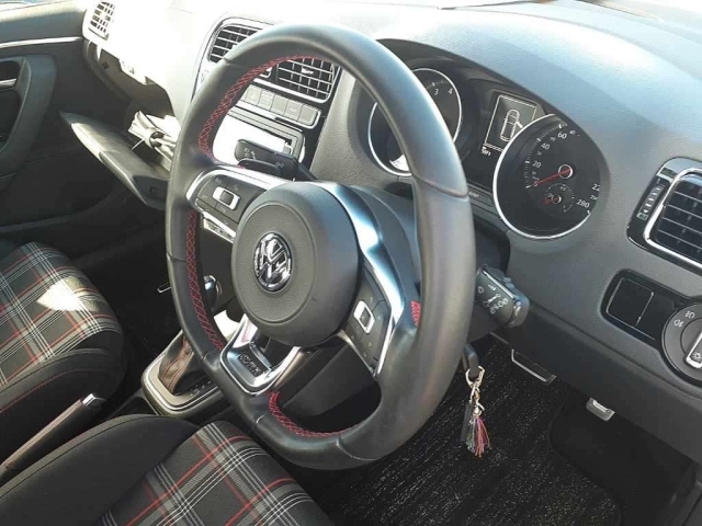 VOLKSWAGEN POLO 2016