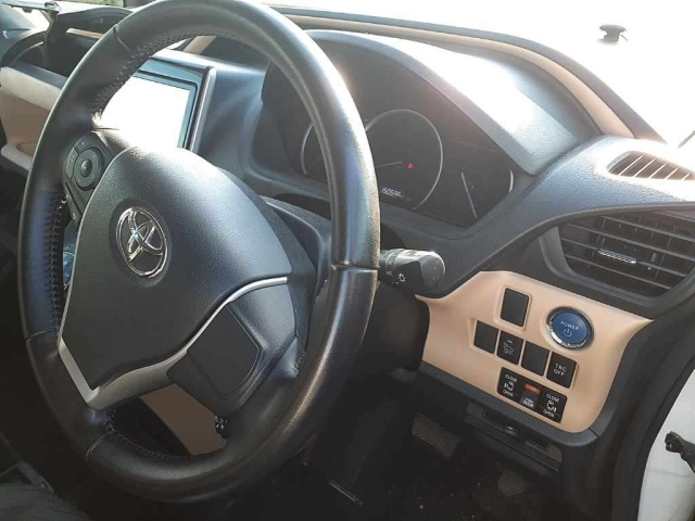 TOYOTA NOAH 2014