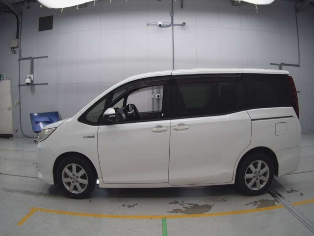 TOYOTA NOAH 2014
