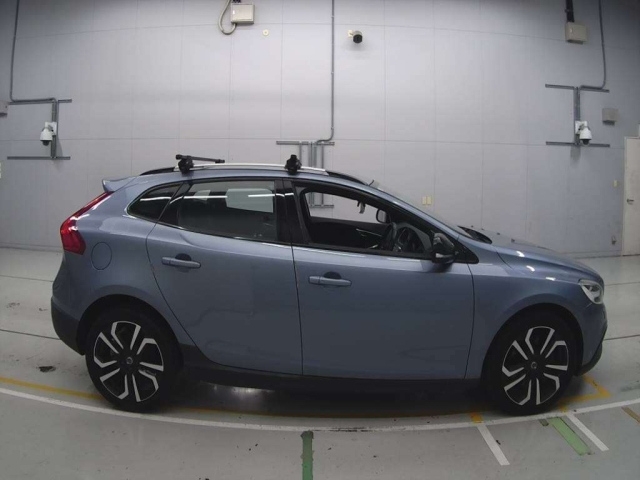 VOLVO V40 2016
