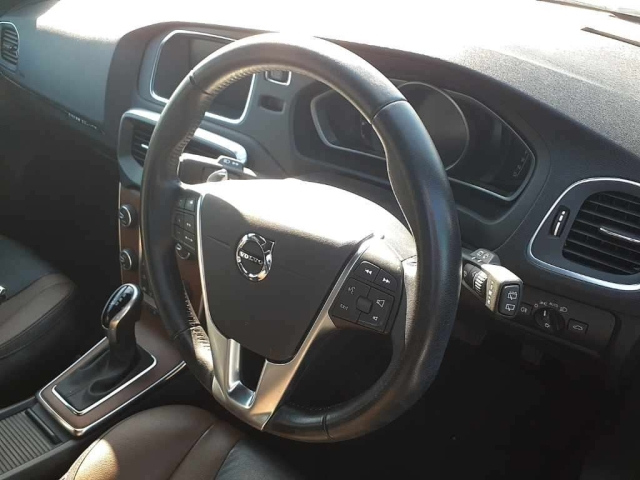 VOLVO V40 2016