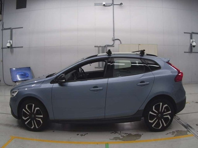 VOLVO V40 2016