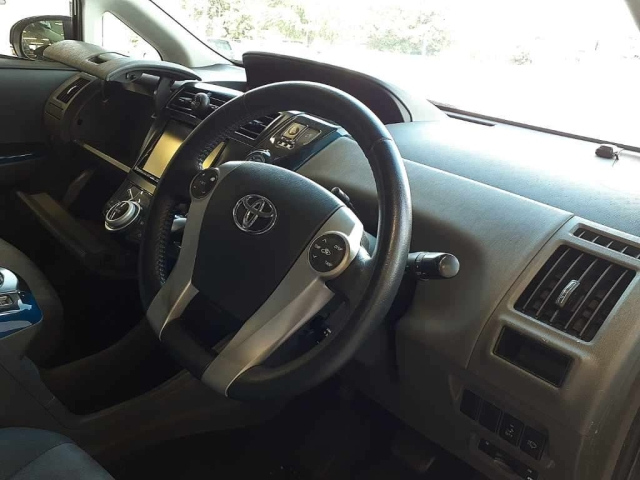 TOYOTA PRIUS ALPHA 2012