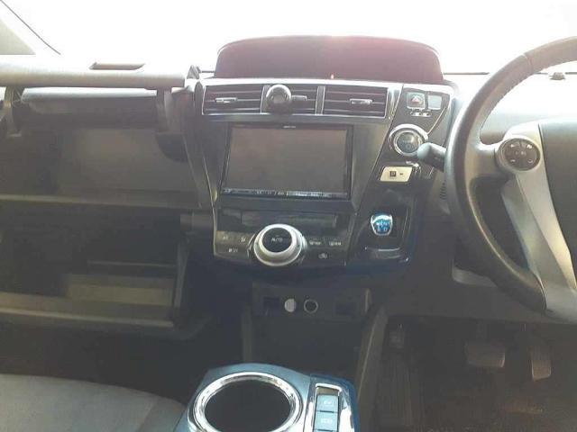 TOYOTA PRIUS ALPHA 2012