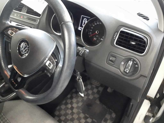 VOLKSWAGEN POLO 2015