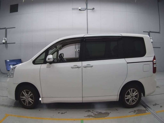 TOYOTA NOAH 2012