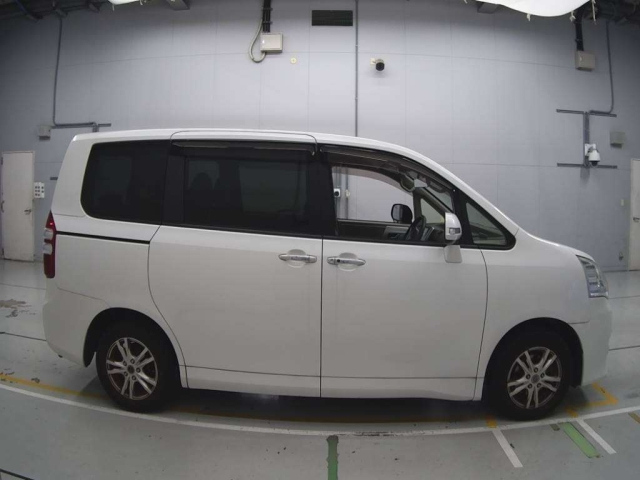 TOYOTA NOAH 2012