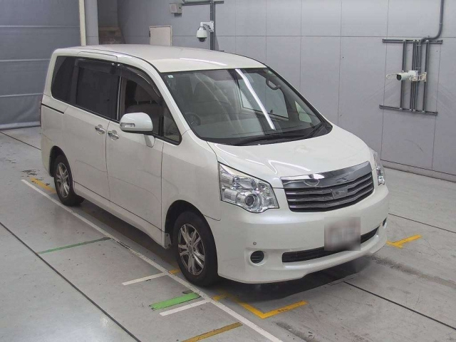 TOYOTA NOAH 2012