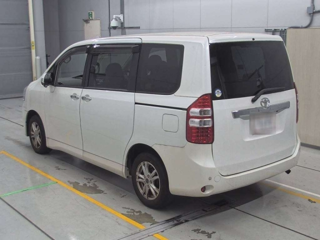TOYOTA NOAH 2012