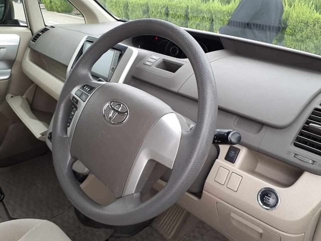 TOYOTA NOAH 2012