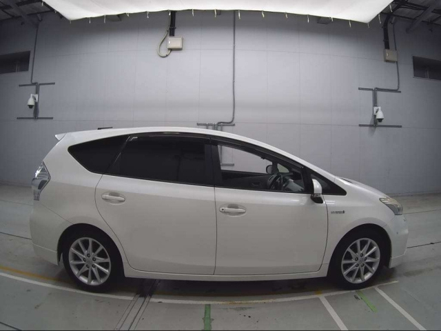 TOYOTA PRIUS ALPHA 2012