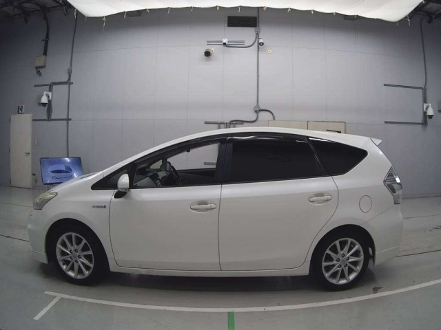 TOYOTA PRIUS ALPHA 2012