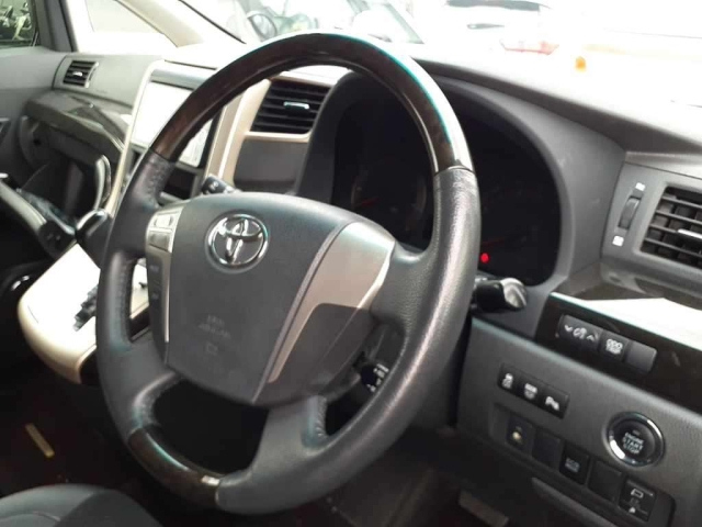 TOYOTA VELLFIRE 2013