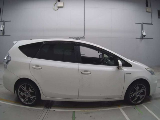TOYOTA PRIUS ALPHA 2012