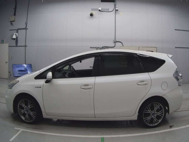 TOYOTA PRIUS ALPHA 2012