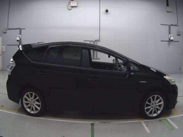 TOYOTA PRIUS ALPHA 2011