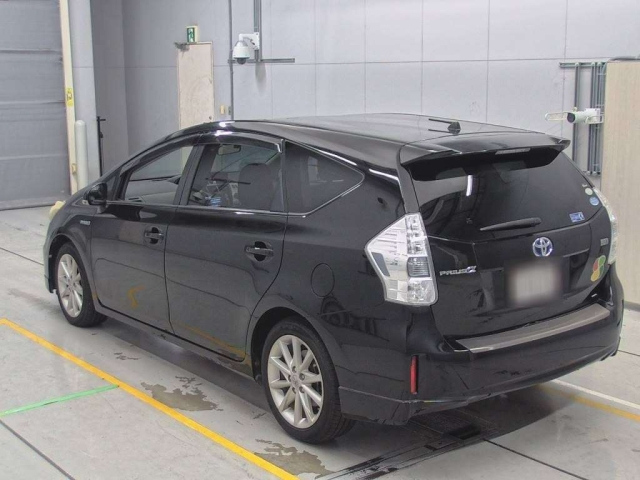TOYOTA PRIUS ALPHA 2011
