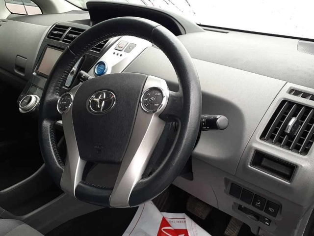 TOYOTA PRIUS ALPHA 2011