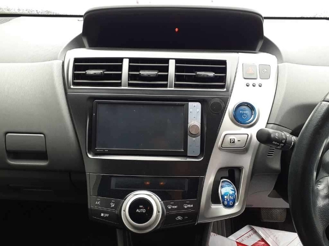 TOYOTA PRIUS ALPHA 2011