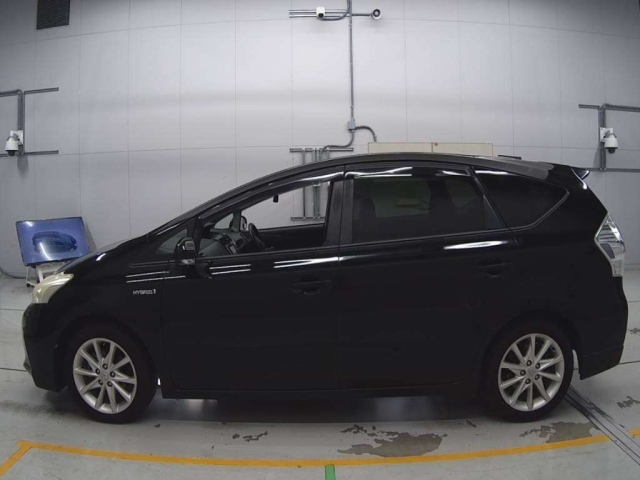 TOYOTA PRIUS ALPHA 2011