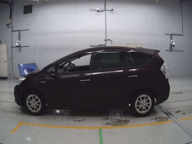 TOYOTA PRIUS ALPHA 2014