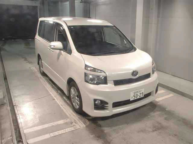 TOYOTA VOXY 2011