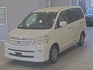 Toyota Noah 2005