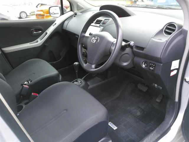 TOYOTA VITZ 2011