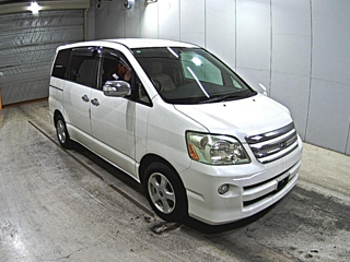 Toyota Noah 2005