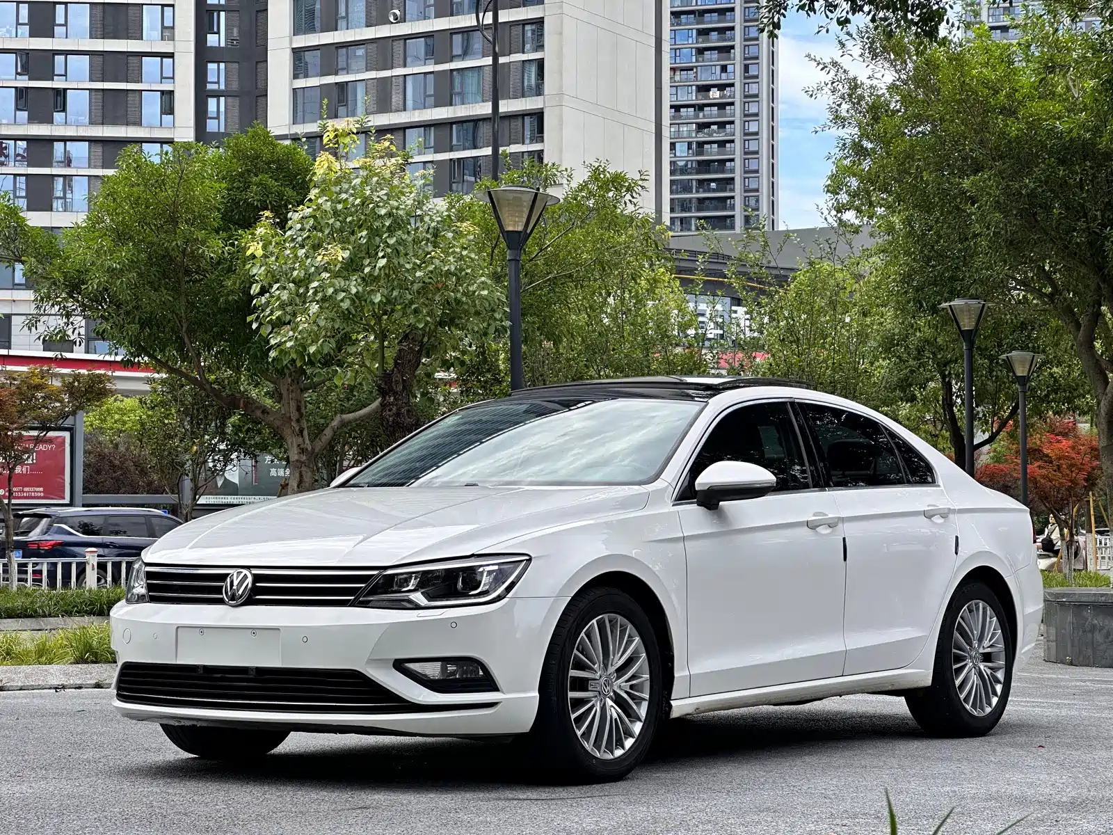 VOLKSWAGEN LAMANDO 2015