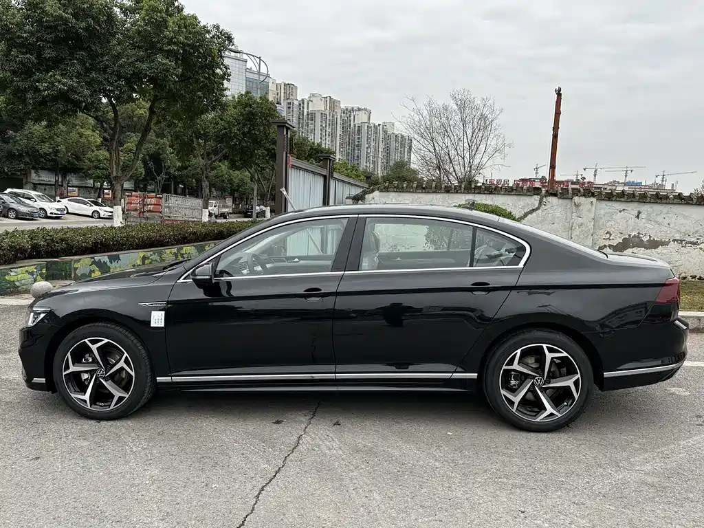 VOLKSWAGEN MAGOTAN 2023