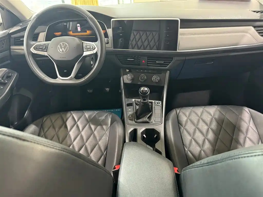 VOLKSWAGEN BORA 2023