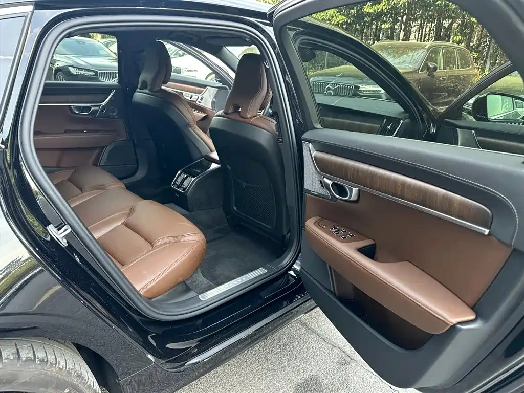 VOLVO S90 2023
