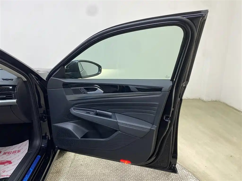 VOLKSWAGEN PASSAT 2024