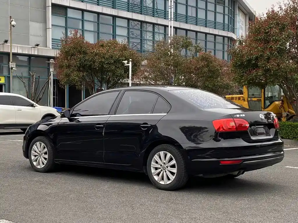 VOLKSWAGEN SAGITAR 2014