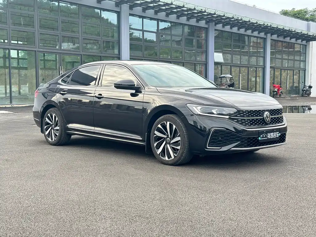 VOLKSWAGEN PASSAT 2023