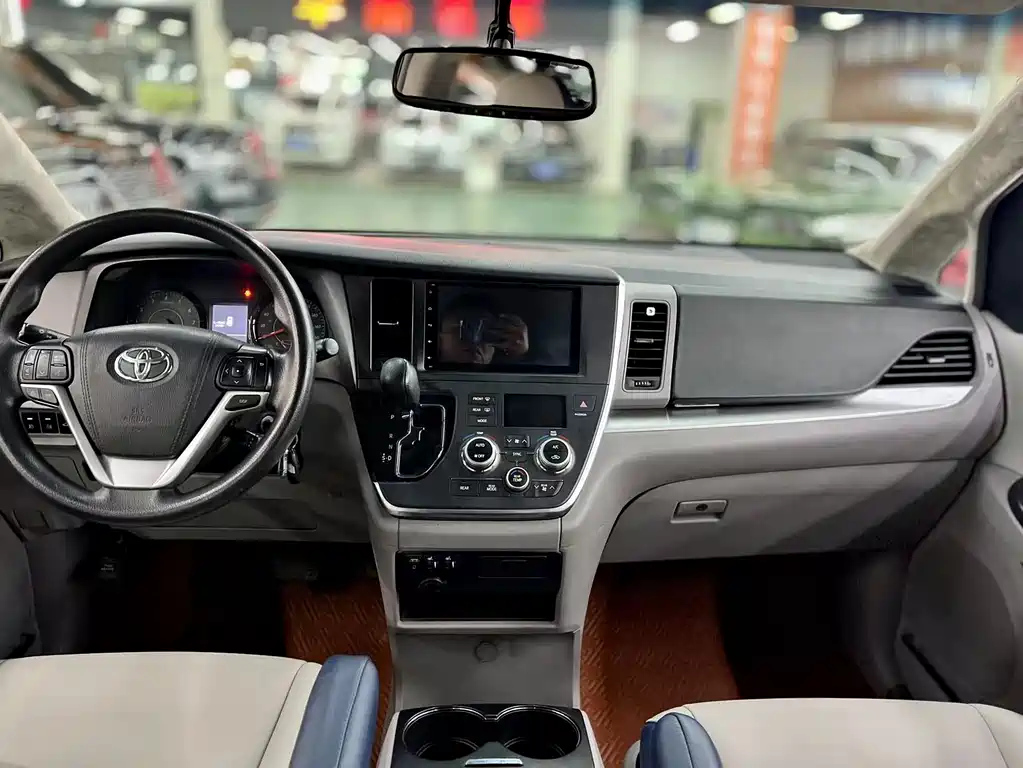 TOYOTA SIENNA 2017