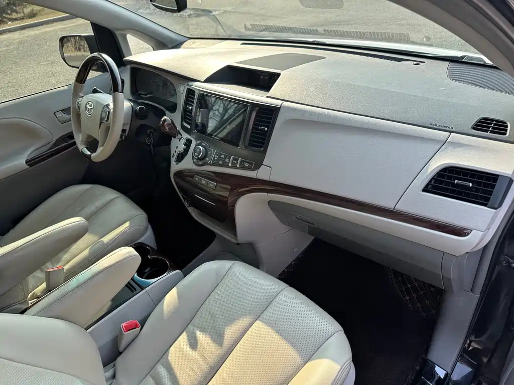 TOYOTA SIENNA 2014