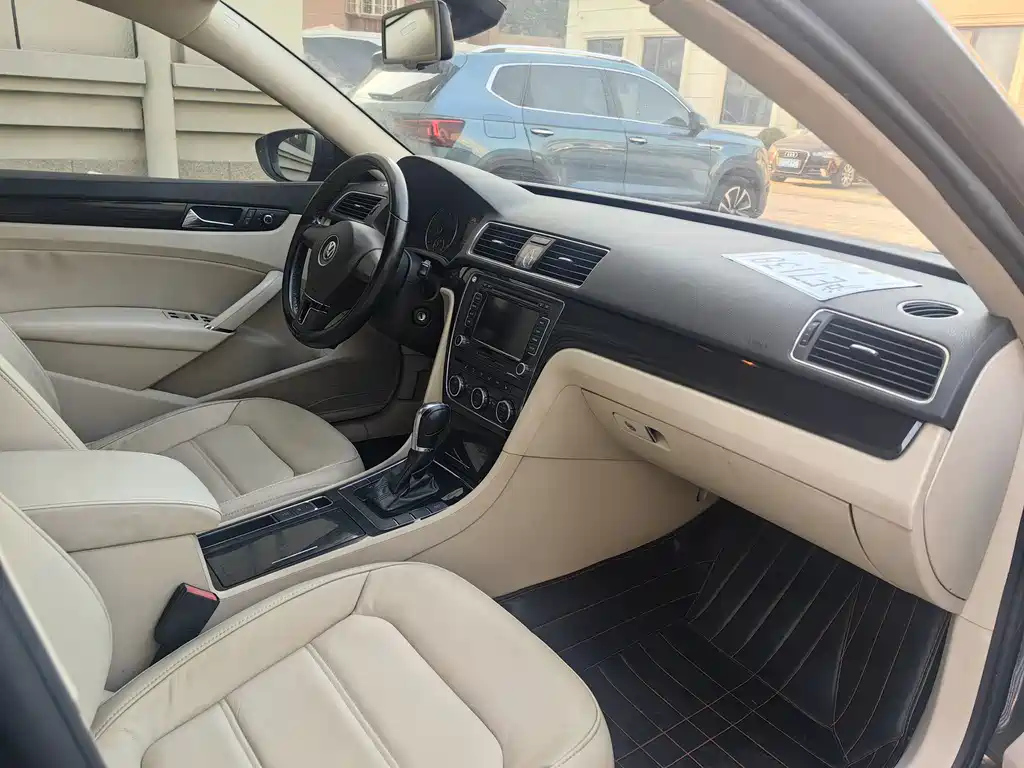 VOLKSWAGEN PASSAT 2013