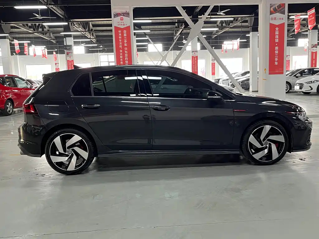 VOLKSWAGEN GOLF 2023