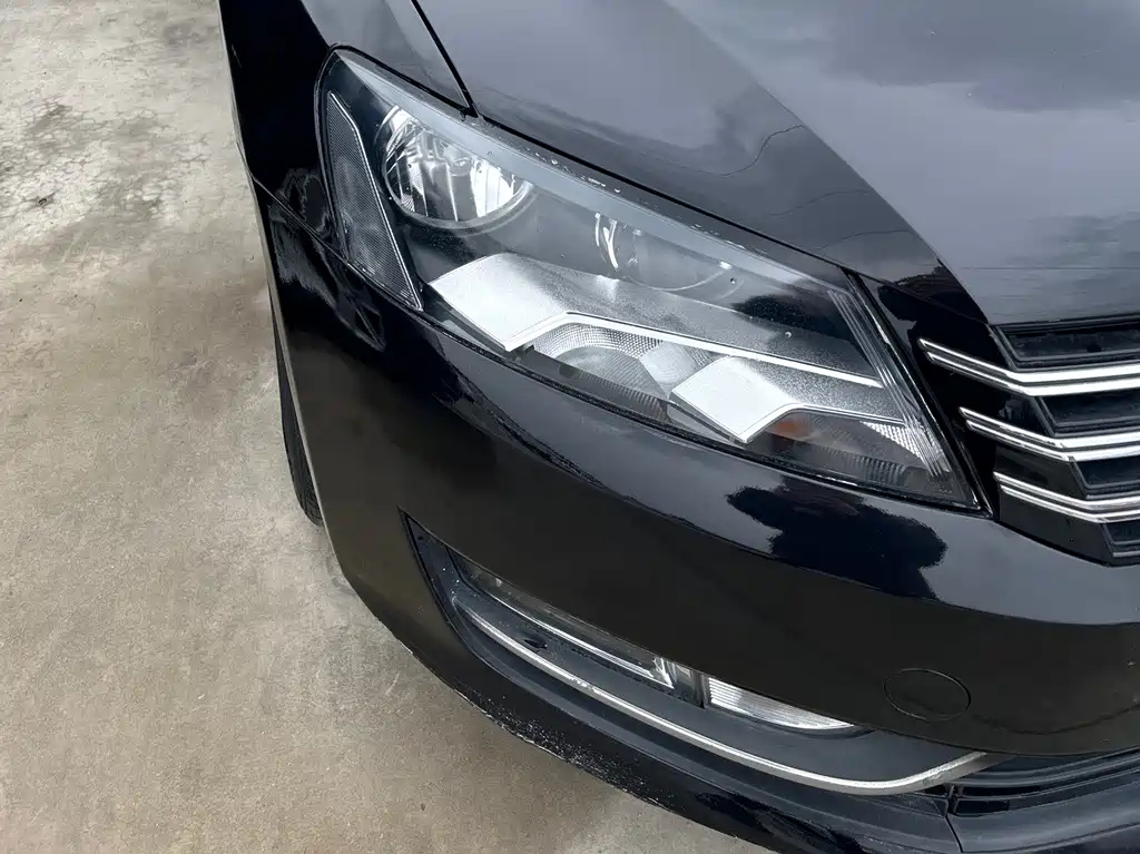 VOLKSWAGEN PASSAT 2012