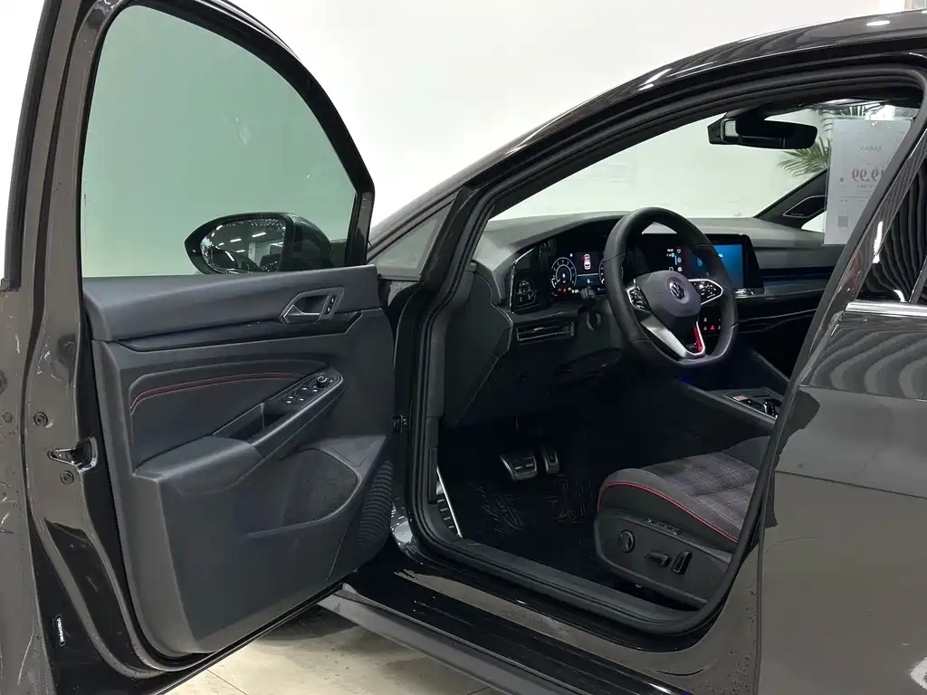 VOLKSWAGEN GOLF 2023