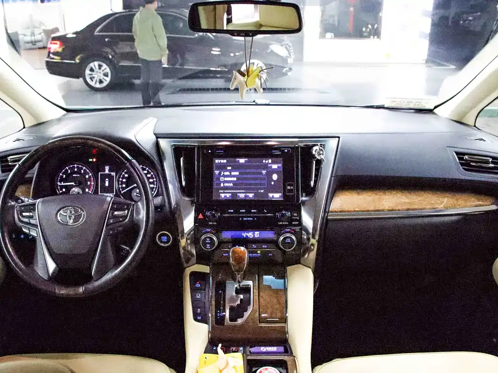 TOYOTA ALPHARD 2015