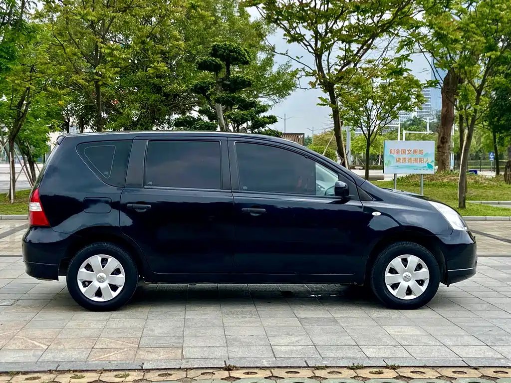 NISSAN LIVINA 2011